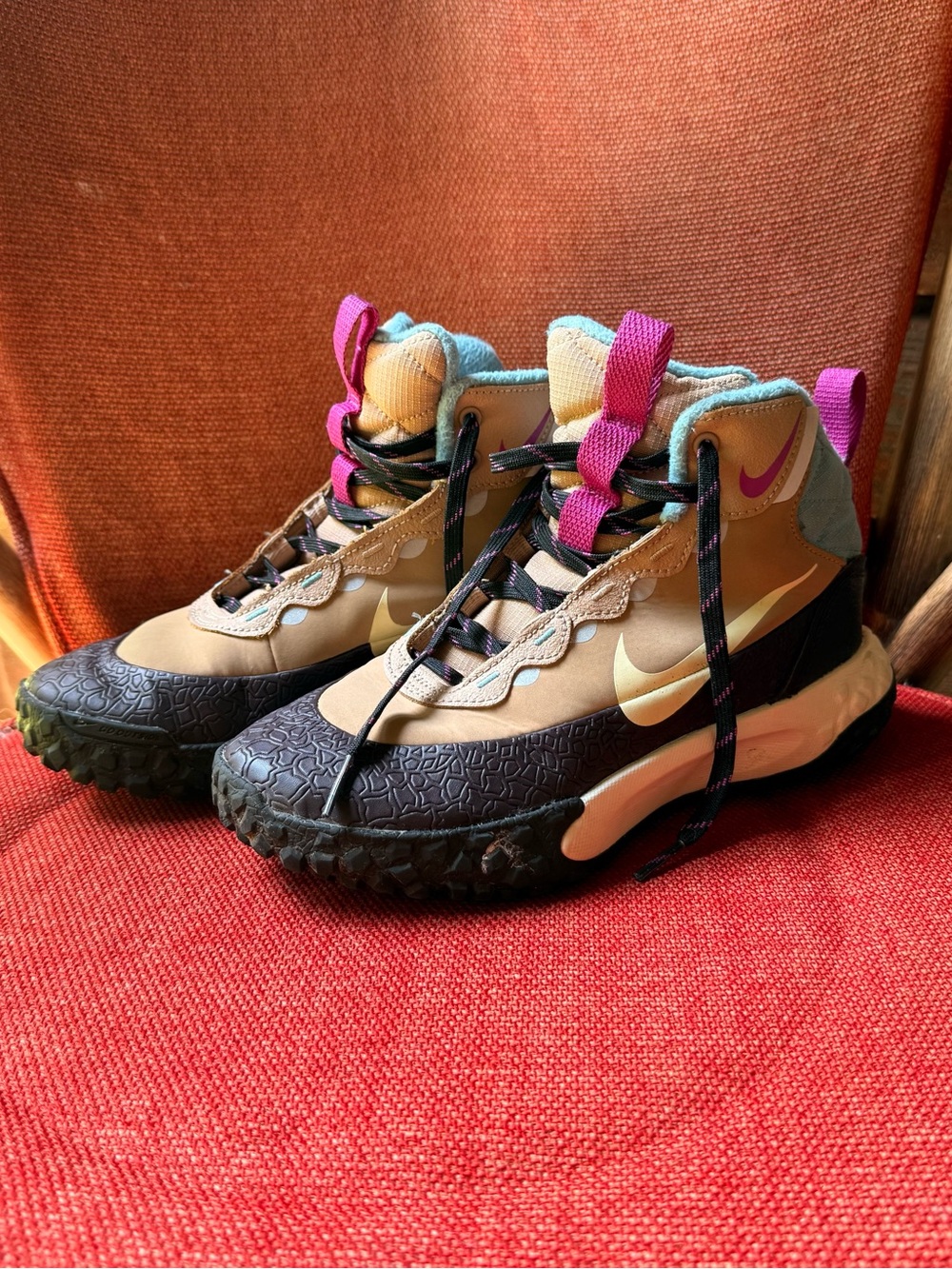 Nike Big kid size 3 Fleece lined sneaker boots